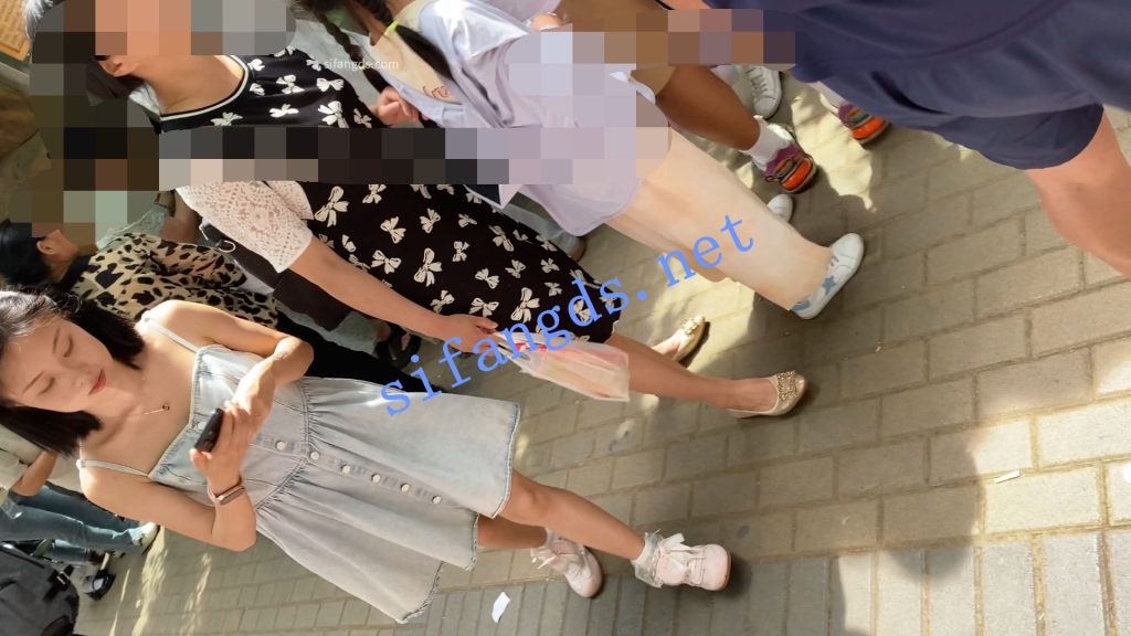 【永久专享】（空城原创）吊带牛仔连衣裙小姐姐，干净白N包裹肉臀【1V】【361M】 预览图 5