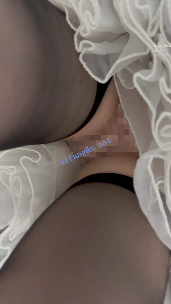 【永久专享】【KFC】女仆裙学生妹和闺蜜逛街拍照·吊带丝袜粉色内内性感【256M】 预览图 5