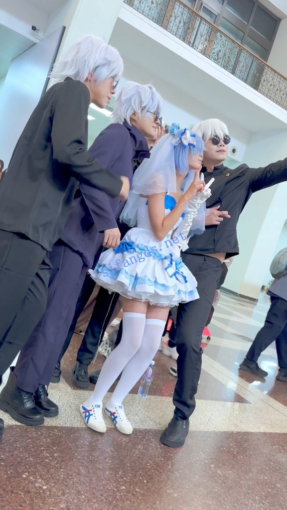 【永久专享】【KFC】顶级身材COSER蕾姆学生妹·过膝白丝婚纱短裙白内可爱【1V】【1.31G】 预览图 7