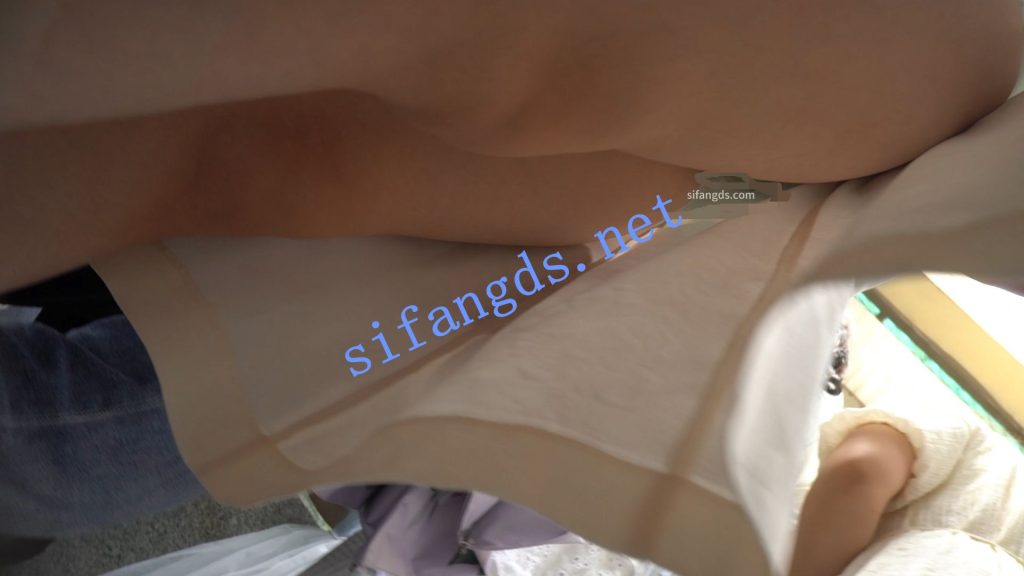 【永久专享】（空城原创）旗袍长裙美女逛公园，淡绿N包裹肉臀【1V】【256M】 预览图 5