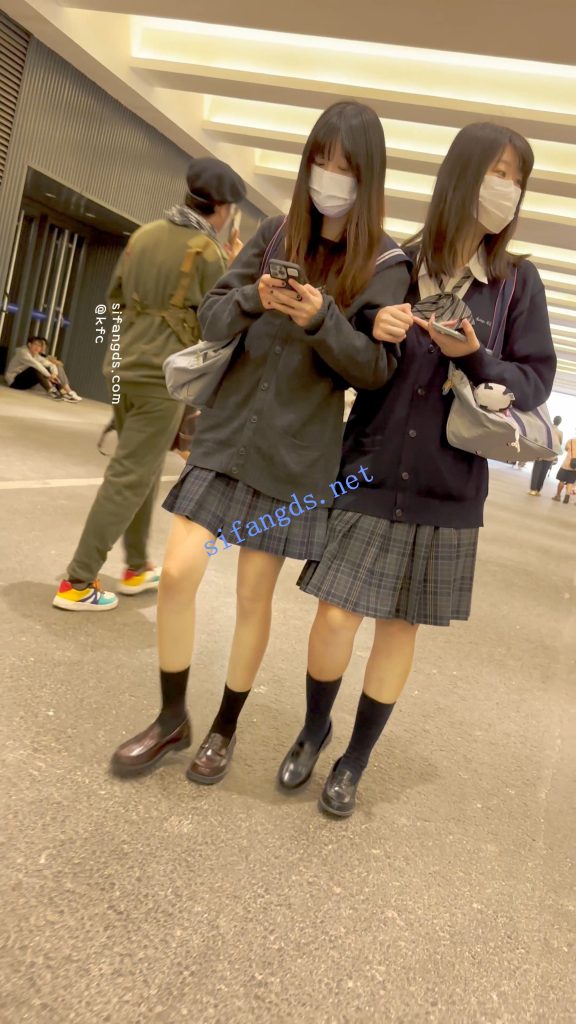 【永久专享】【KFC】两个JK制服学生妹·肉丝袜可爱内·白色骚窄内一箭双雕【1V】【810M】 预览图 3