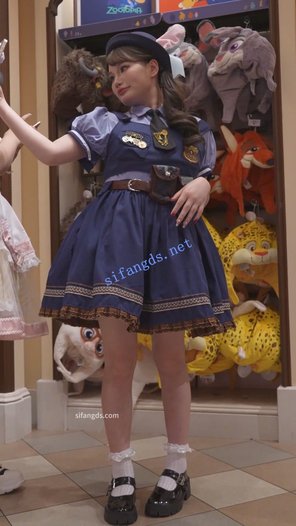 【永久专享】(BC-AA-583)兔耳警官服小姐姐逛街..蹲下自拍直接露内裤【1V】【299M】