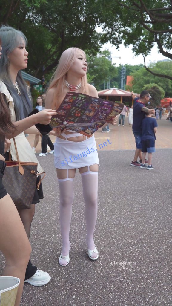 【永久专享】(BC-SSS-093)⭐极品吊带袜骚货..CK内裤外露.坐过山车拍手机飞了【1V】【1.98G】 预览图 9