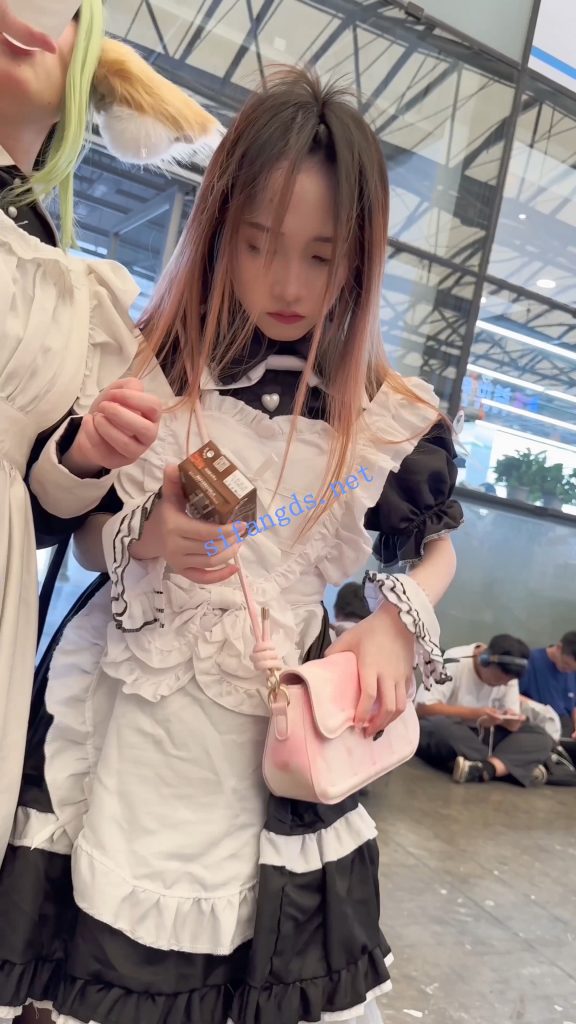 【永久专享】【KFC】女仆裙学生妹和闺蜜逛街拍照·吊带丝袜粉色内内性感【256M】 预览图 3