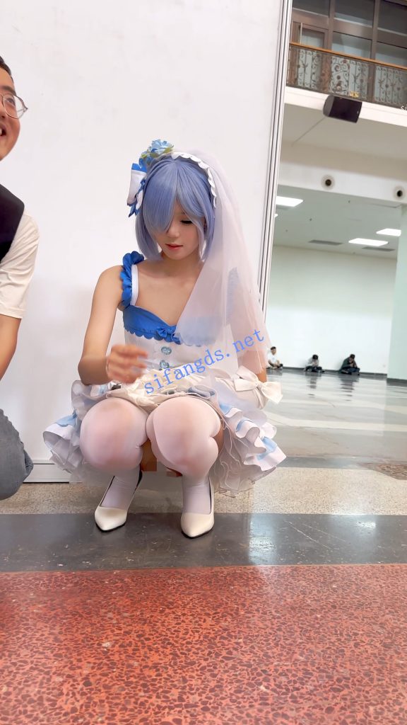 【永久专享】【KFC】顶级身材COSER蕾姆学生妹·过膝白丝婚纱短裙白内可爱【1V】【1.31G】 预览图 15