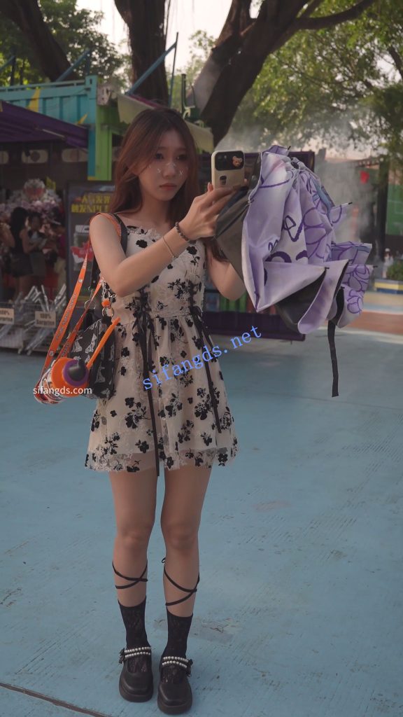 【永久专享】(BC-AA-580)吊带花裙小姐姐逛街..抬腿拿东西CD蕾丝边粉内【1V】【245M】 预览图 3