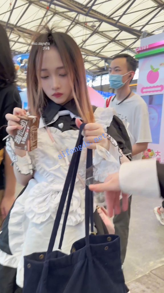 【永久专享】【KFC】女仆裙学生妹和闺蜜逛街拍照·吊带丝袜粉色内内性感【256M】 预览图 4