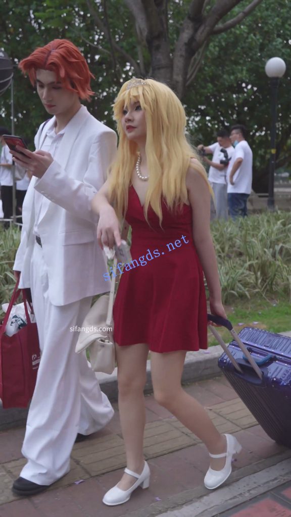 【永久专享】【xxn-312】吊带红裙金发美女..蕾丝边可爱卡通内一路跟拍【1V】【360M】 预览图 2