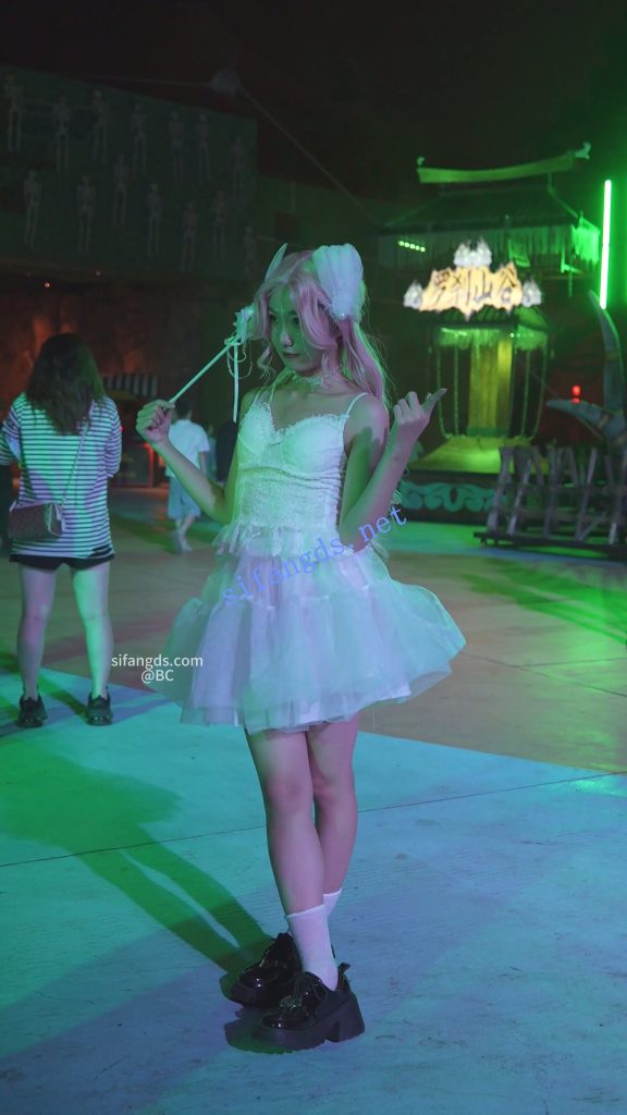 【永久专享】(BC-SSS-092)蕾丝裙美女拍照..趁乱开闪CD..强光照亮粉色内裤【1V】【630M】 预览图 6