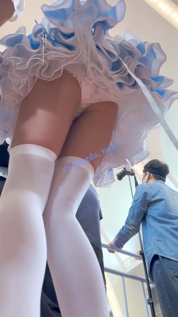 【永久专享】【KFC】顶级身材COSER蕾姆学生妹·过膝白丝婚纱短裙白内可爱【1V】【1.31G】 预览图 17