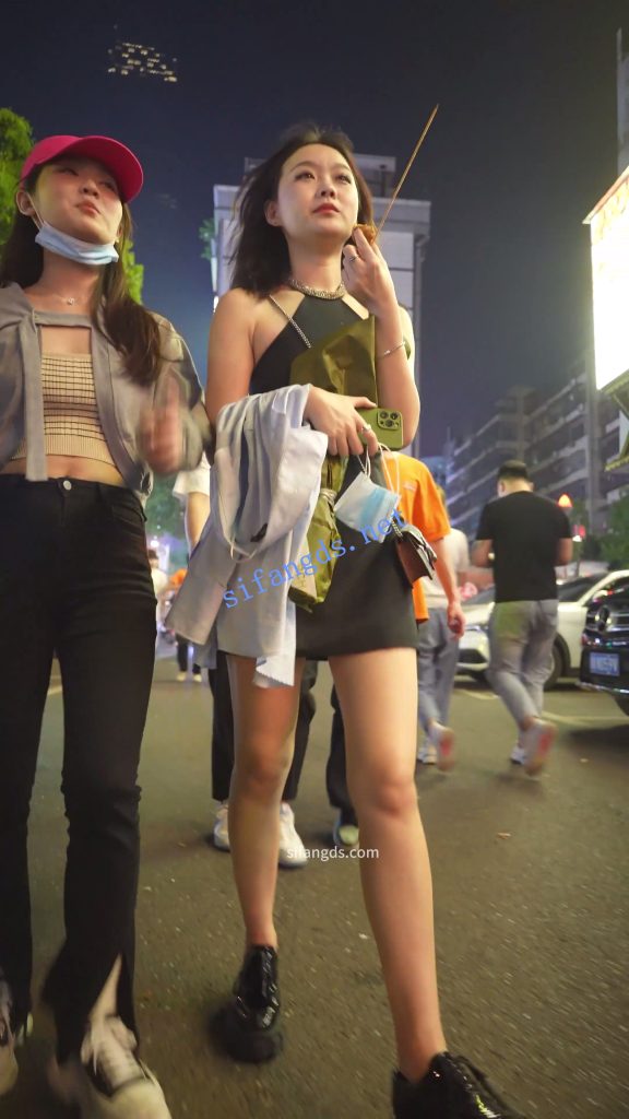 【永久专享】(BC-AA-579)黑色露肩裙靓女..逛街买小吃被前后CD窄内【1V】【776M】