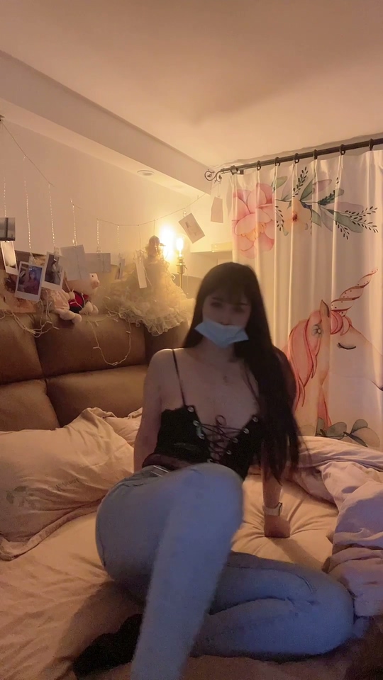 秀人网诗诗kiki付费定制 极品模特 黑丝掰穴 诱惑自慰【1V】【1.51G】 预览图 3