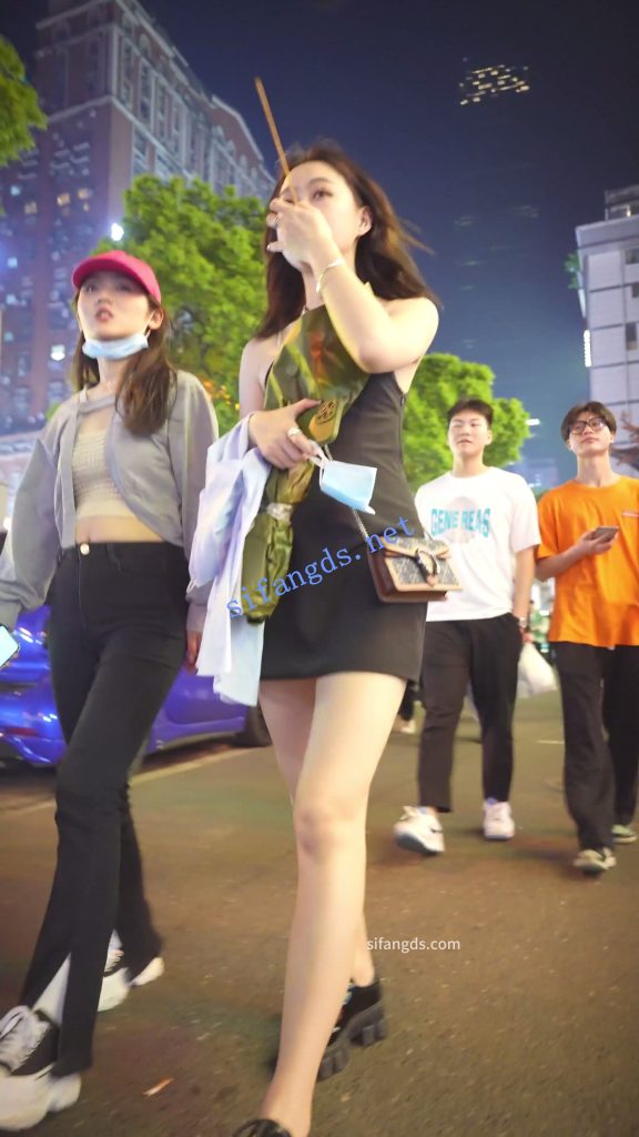 【永久专享】(BC-AA-579)黑色露肩裙靓女..逛街买小吃被前后CD窄内【1V】【776M】 预览图 4