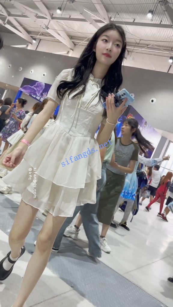 【永久专享】【KFC】白色长裙学生妹独自逛街·白色内内前后CD【1V】【738M】 预览图 9