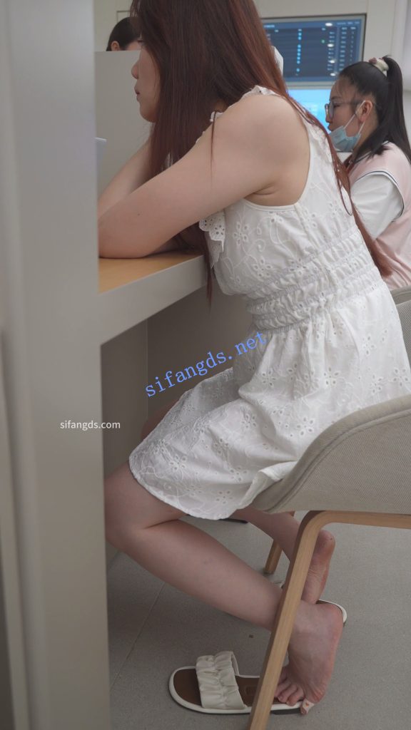 【永久专享】付模版(BC-AA-582)手机店抄底白裙光脚少妇..性感肉臀无痕内露黑色【1V】【663M】 预览图 8