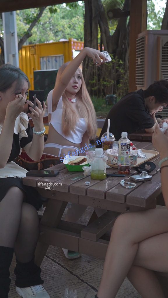 【永久专享】(BC-SSS-093)⭐极品吊带袜骚货..CK内裤外露.坐过山车拍手机飞了【1V】【1.98G】 预览图 4