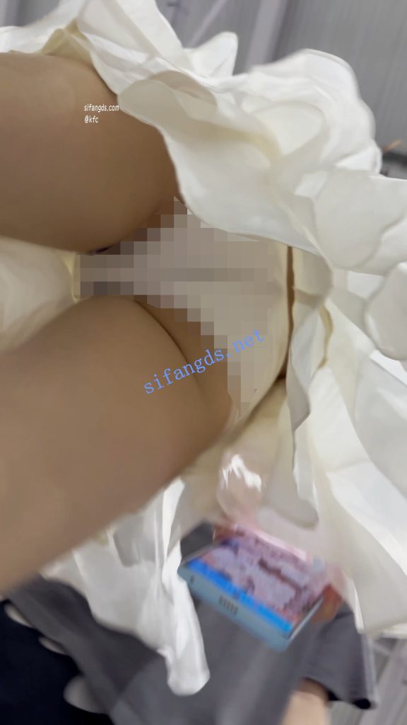 【永久专享】【KFC】白色长裙学生妹独自逛街·白色内内前后CD【1V】【738M】 预览图 5