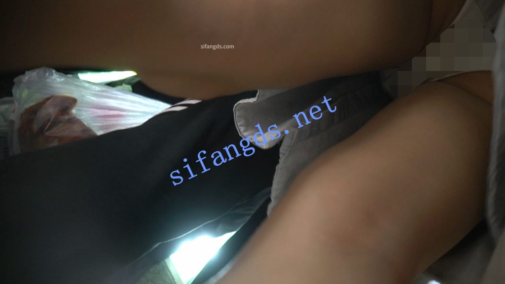 【永久专享】（空城原创）吊带牛仔连衣裙小姐姐，干净白N包裹肉臀【1V】【361M】 预览图 3