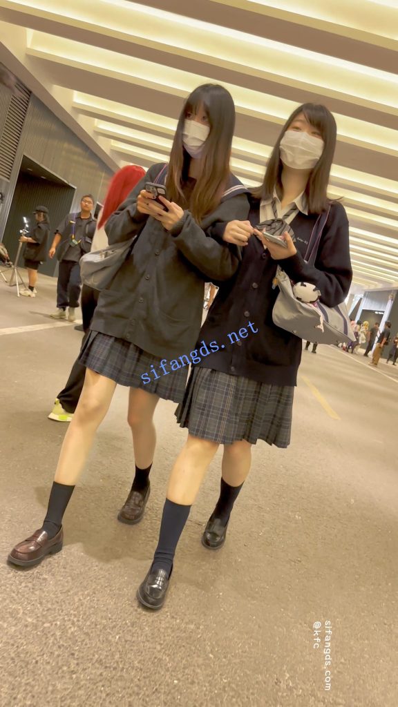 【永久专享】【KFC】两个JK制服学生妹·肉丝袜可爱内·白色骚窄内一箭双雕【1V】【810M】 预览图 14