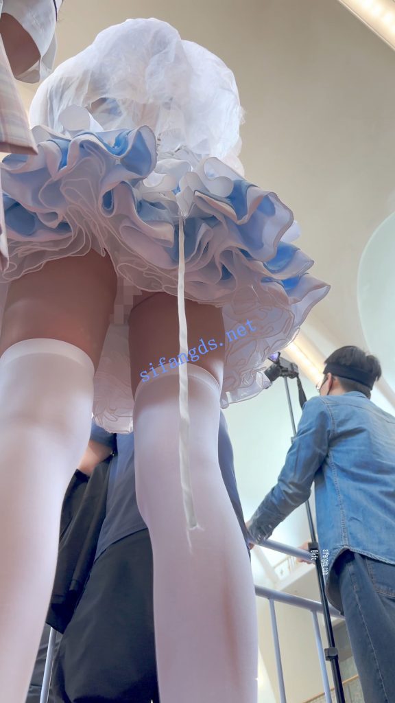 【永久专享】【KFC】顶级身材COSER蕾姆学生妹·过膝白丝婚纱短裙白内可爱【1V】【1.31G】 预览图 4