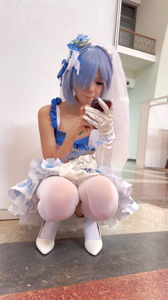 【永久专享】【KFC】顶级身材COSER蕾姆学生妹·过膝白丝婚纱短裙白内可爱【1V】【1.31G】 预览图 10