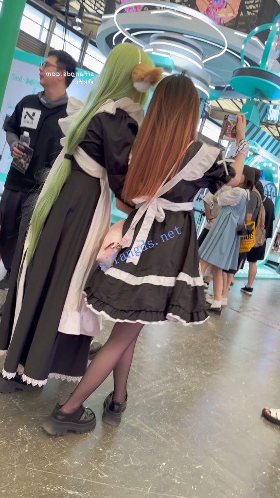 【永久专享】【KFC】女仆裙学生妹和闺蜜逛街拍照·吊带丝袜粉色内内性感【256M】 预览图 7