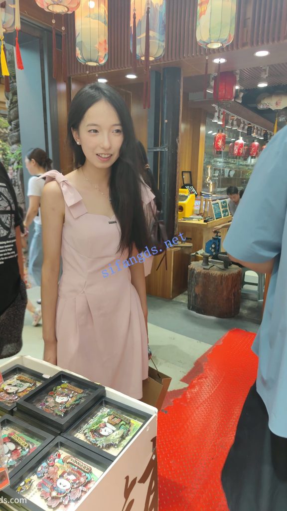 【永久专享】【CSCD】粉色连衣裙小姐姐和家人出来旅游，白色内内【1V】【970M】 预览图 4