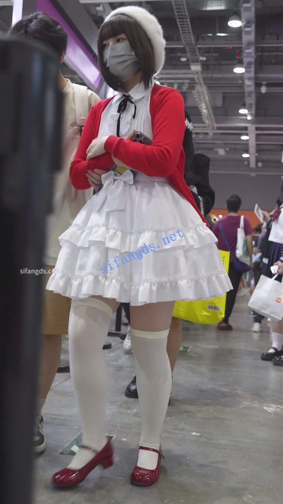 【永久专享】【xxn-313】路人女主cos小姐姐..护栏反光照亮蕾丝边内裤【1V】【346M】 预览图 3