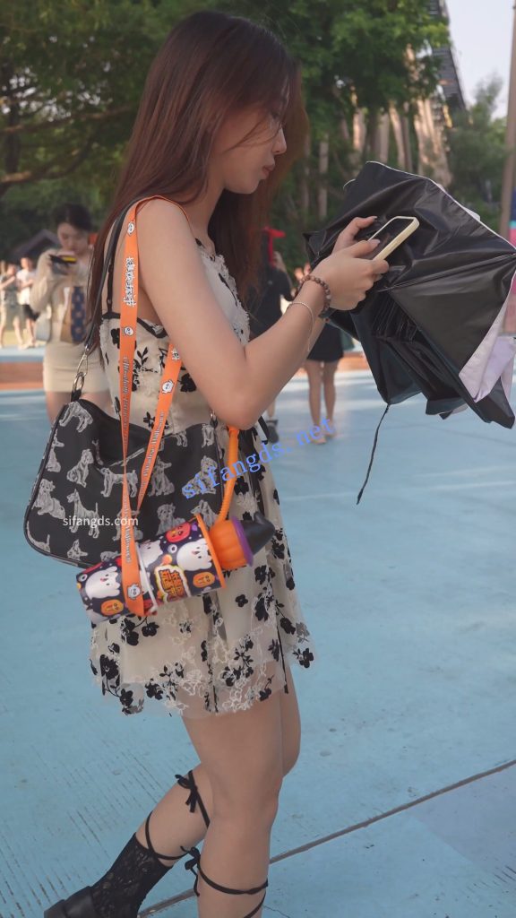 【永久专享】(BC-AA-580)吊带花裙小姐姐逛街..抬腿拿东西CD蕾丝边粉内【1V】【245M】 预览图 4