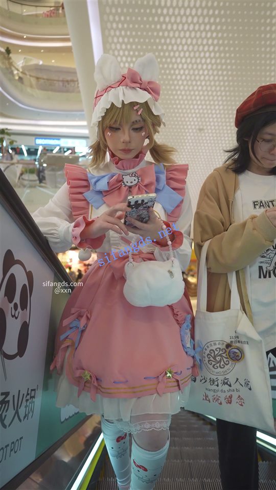 【永久专享】【xxn-315】第五人格cos萌妹拍抖音..蕾丝边黄内+桌下视角【1V】【1.31G】 预览图 4