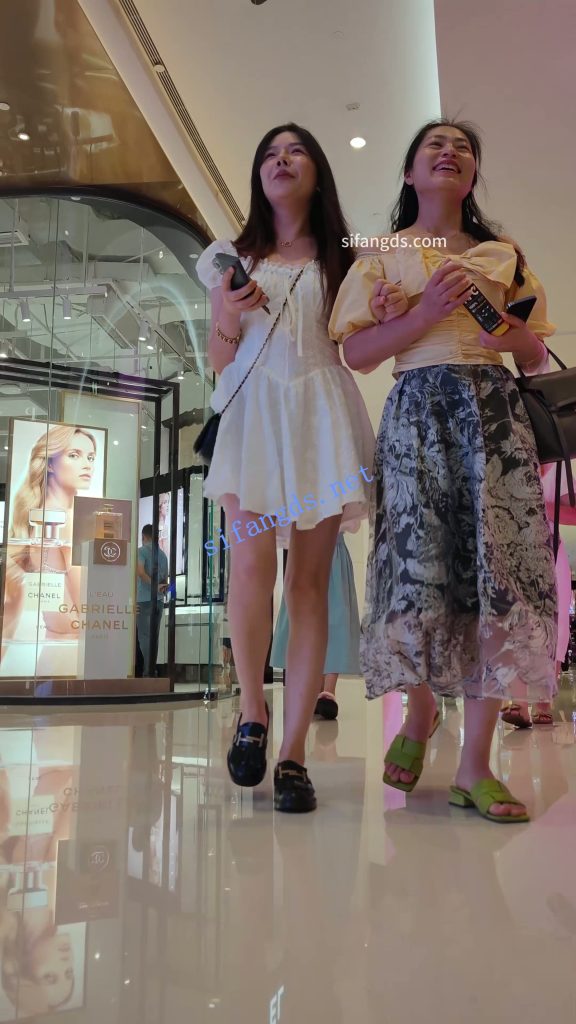 【永久专享】【CSCD】白色连衣裙小姐姐和闺蜜逛街，灰色内内【1V】【445M】 预览图 4