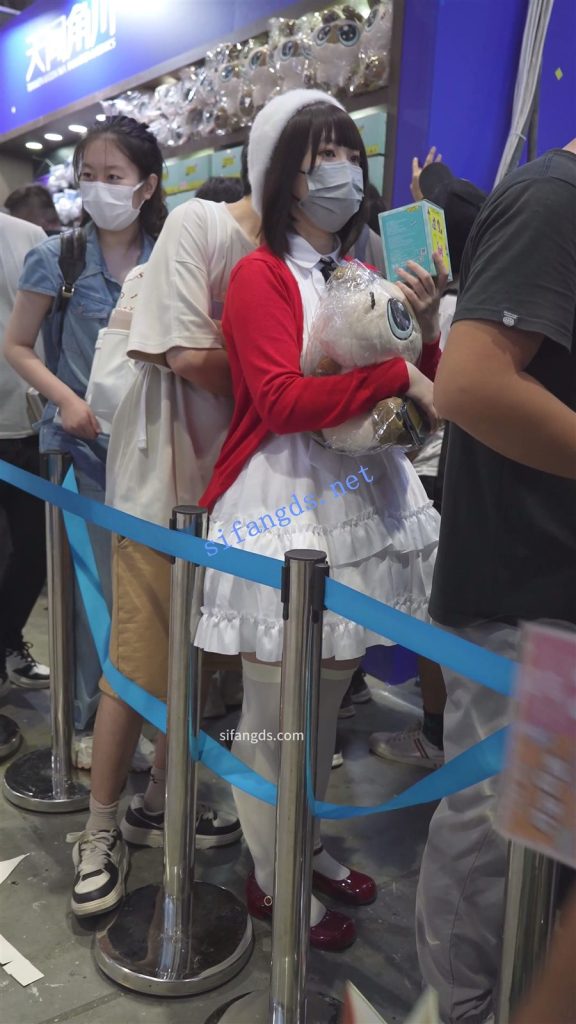 【永久专享】【xxn-313】路人女主cos小姐姐..护栏反光照亮蕾丝边内裤【1V】【346M】 预览图 2