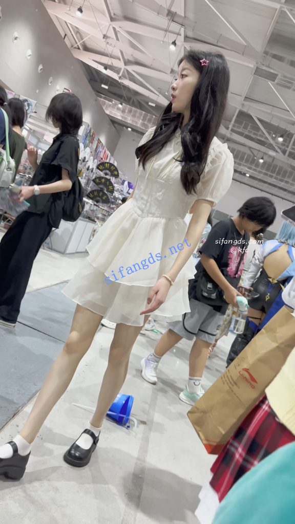 【永久专享】【KFC】白色长裙学生妹独自逛街·白色内内前后CD【1V】【738M】 预览图 3