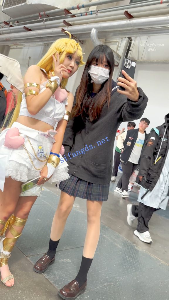 【永久专享】【KFC】两个JK制服学生妹·肉丝袜可爱内·白色骚窄内一箭双雕【1V】【810M】 预览图 2