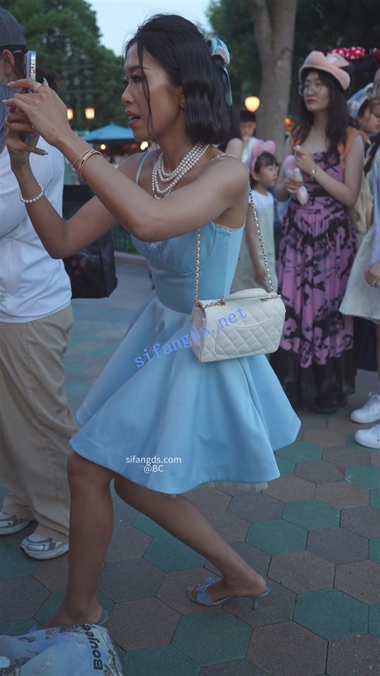 (BC-SSS-090)吊带公主裙姐妹..半蹲拍照被CD..竟然都穿丁字裤【1V】【959M】 预览图 3