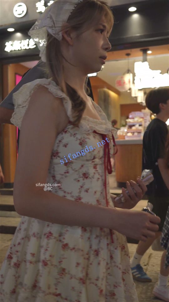 【永久会员专享】(BC-SSS-091)双马尾小姐姐逛街..裙子短的离谱..侧面露半个屁股【1V】【715M】 预览图 2