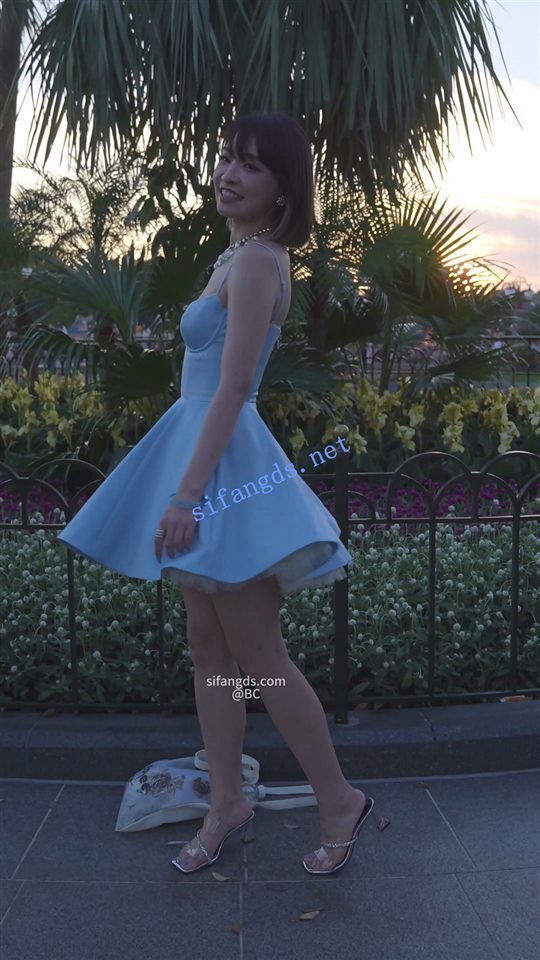 (BC-SSS-090)吊带公主裙姐妹..半蹲拍照被CD..竟然都穿丁字裤【1V】【959M】 预览图 4