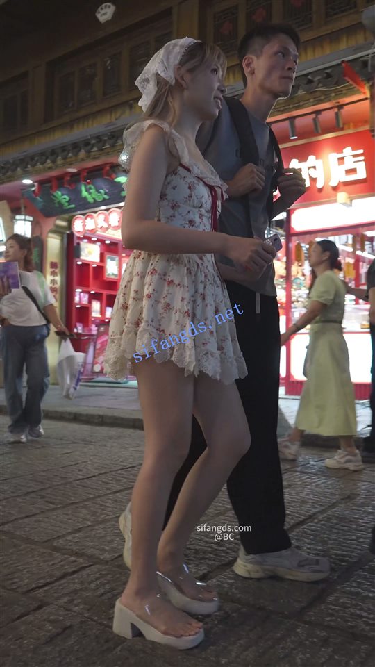 【永久会员专享】(BC-SSS-091)双马尾小姐姐逛街..裙子短的离谱..侧面露半个屁股【1V】【715M】 预览图 3