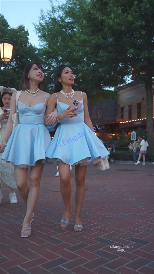 (BC-SSS-090)吊带公主裙姐妹..半蹲拍照被CD..竟然都穿丁字裤【1V】【959M】 预览图 1