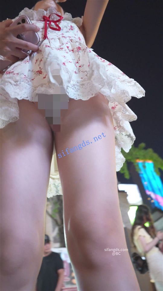 【永久会员专享】(BC-SSS-091)双马尾小姐姐逛街..裙子短的离谱..侧面露半个屁股【1V】【715M】 预览图 5