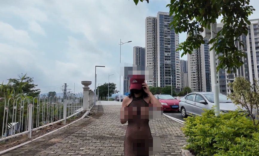 人气露出女神，超大胆【cikaimoon】，户外露出散步，城乡结合部的人不少，白发苍苍的大爷看呆了 预览图 1