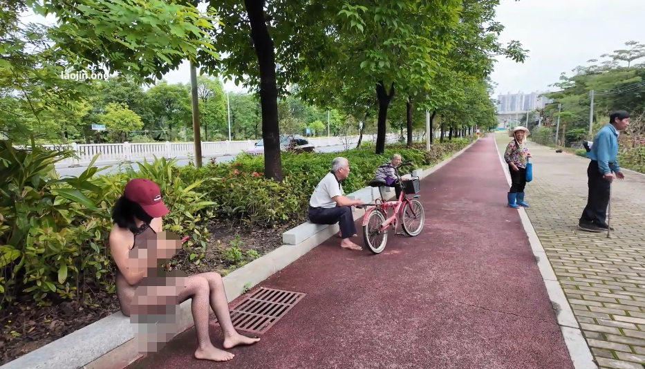 人气露出女神，超大胆【cikaimoon】，户外露出散步，城乡结合部的人不少，白发苍苍的大爷看呆了 预览图 2