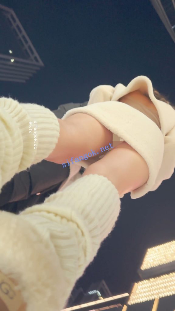 【永久专享】⭐⭐⭐极品美女拍照穿露脐装·镜头前摆出性感姿势·白色内CD【1V】【1.79G】 预览图 8