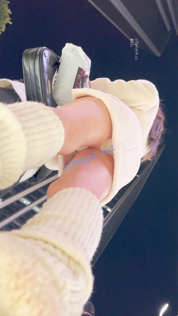 【永久专享】⭐⭐⭐极品美女拍照穿露脐装·镜头前摆出性感姿势·白色内CD【1V】【1.79G】 预览图 18