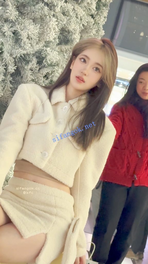 【永久专享】⭐⭐⭐极品美女拍照穿露脐装·镜头前摆出性感姿势·白色内CD【1V】【1.79G】 预览图 7