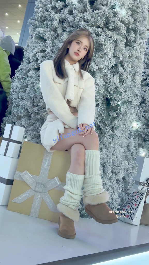 【永久专享】⭐⭐⭐极品美女拍照穿露脐装·镜头前摆出性感姿势·白色内CD【1V】【1.79G】 预览图 5