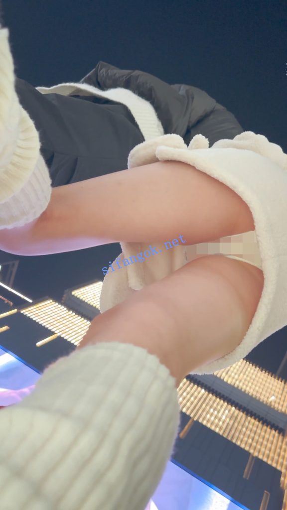 【永久专享】⭐⭐⭐极品美女拍照穿露脐装·镜头前摆出性感姿势·白色内CD【1V】【1.79G】 预览图 12