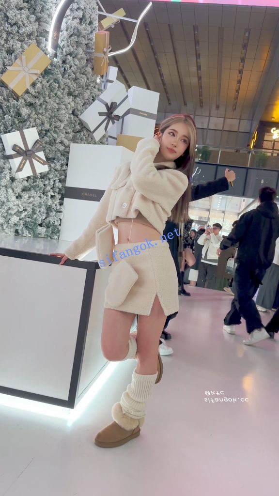 【永久专享】⭐⭐⭐极品美女拍照穿露脐装·镜头前摆出性感姿势·白色内CD【1V】【1.79G】