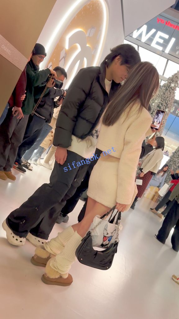 【永久专享】⭐⭐⭐极品美女拍照穿露脐装·镜头前摆出性感姿势·白色内CD【1V】【1.79G】 预览图 6