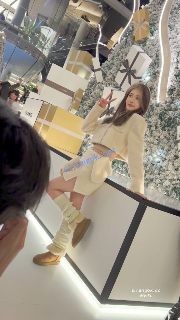 【永久专享】⭐⭐⭐极品美女拍照穿露脐装·镜头前摆出性感姿势·白色内CD【1V】【1.79G】 预览图 21